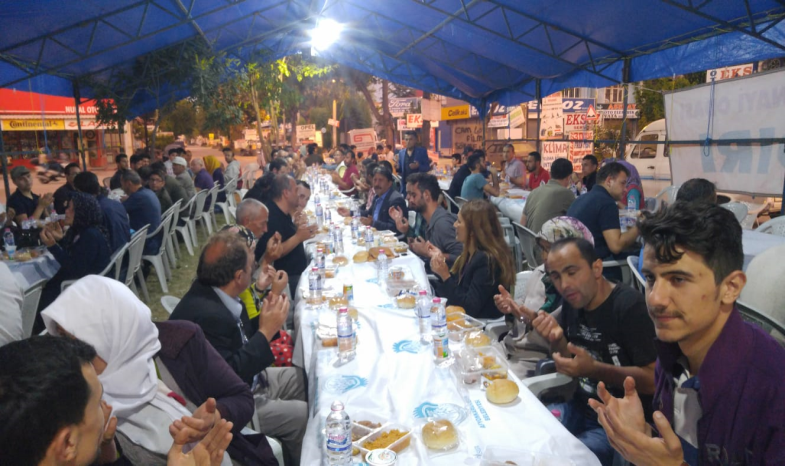 İFTAR ÇADIRI'NDA YEMEK DAĞITIMI DEVAM EDİYOR